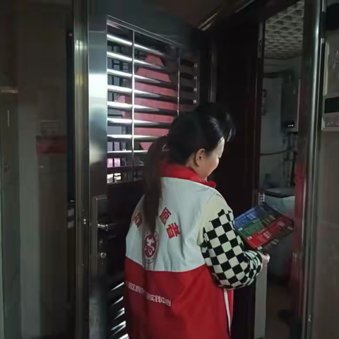 西村街：岭南湾畔社区上门入户宣传垃圾分类活动
