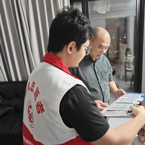 西村街：岭南湾畔社区上门入户宣传垃圾分类活动