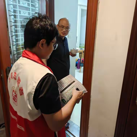 西村街：岭南湾畔社区上门入户宣传垃圾分类活动
