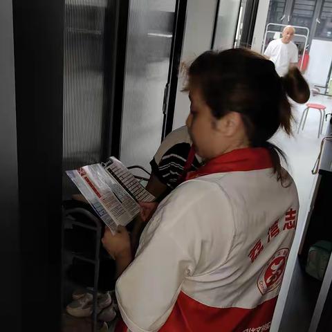 西村街：岭南湾畔社区上门入户宣传垃圾分类活动