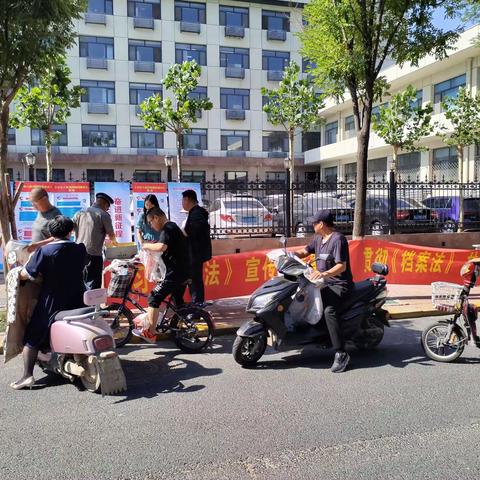 运河区档案馆举办档案日宣传活动