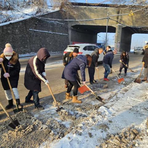 栗园社区组织开展扫雪除冰行动