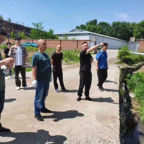 整治河岸小开荒      共建整洁大环境