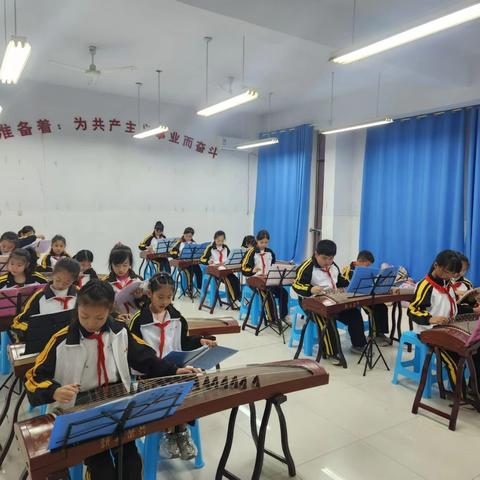 开发区定吕小学 “小百合”古筝社团﻿学期汇报
