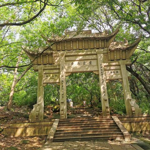 千年春秋姑苏台，浮生半日灵岩山