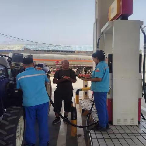 喀什公司基地北加油站：盛夏送清凉温情润旅途