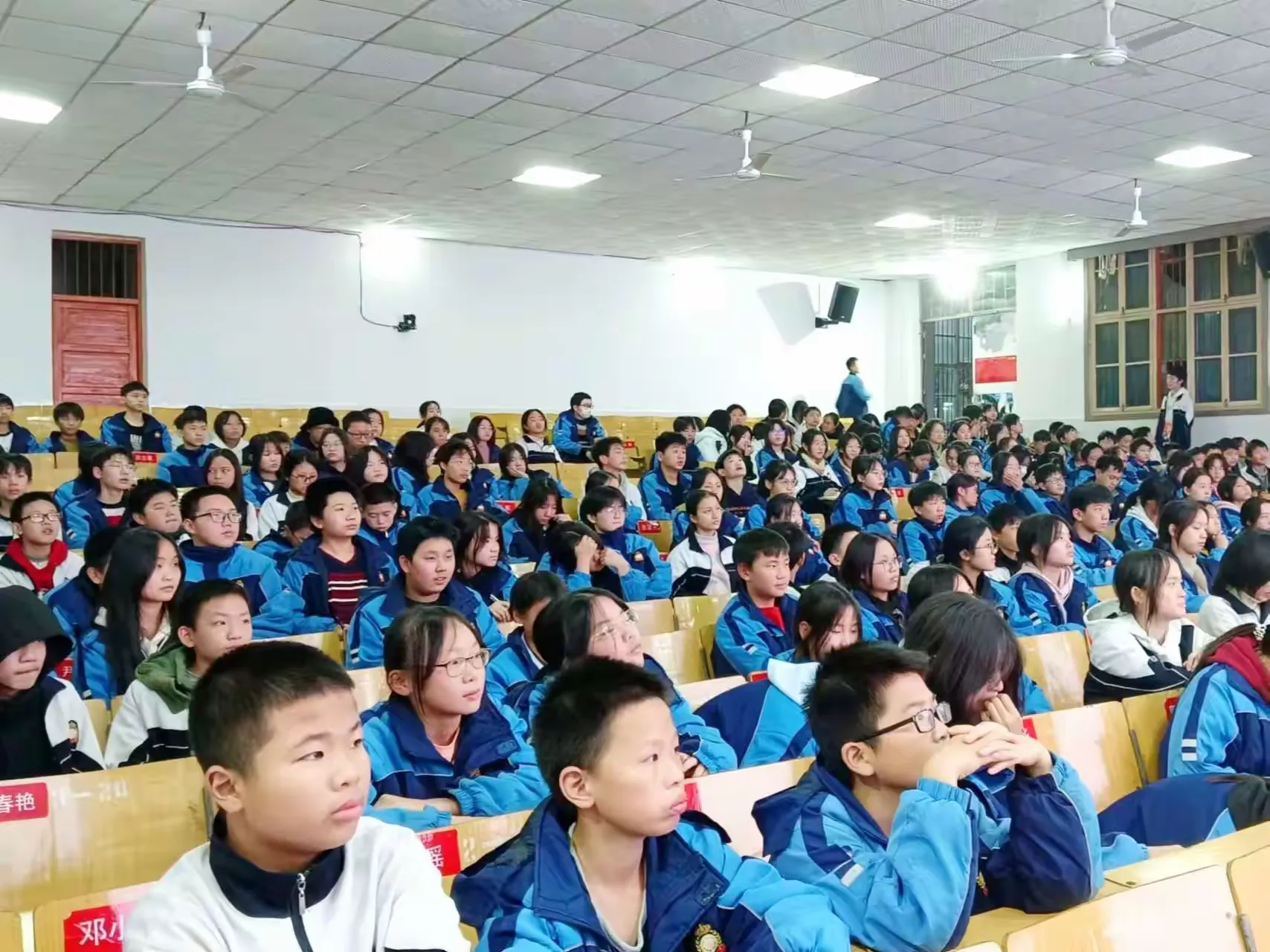 简篇-直面挫折,珍爱生命
——常宁市培元中学召开心理健康讲座