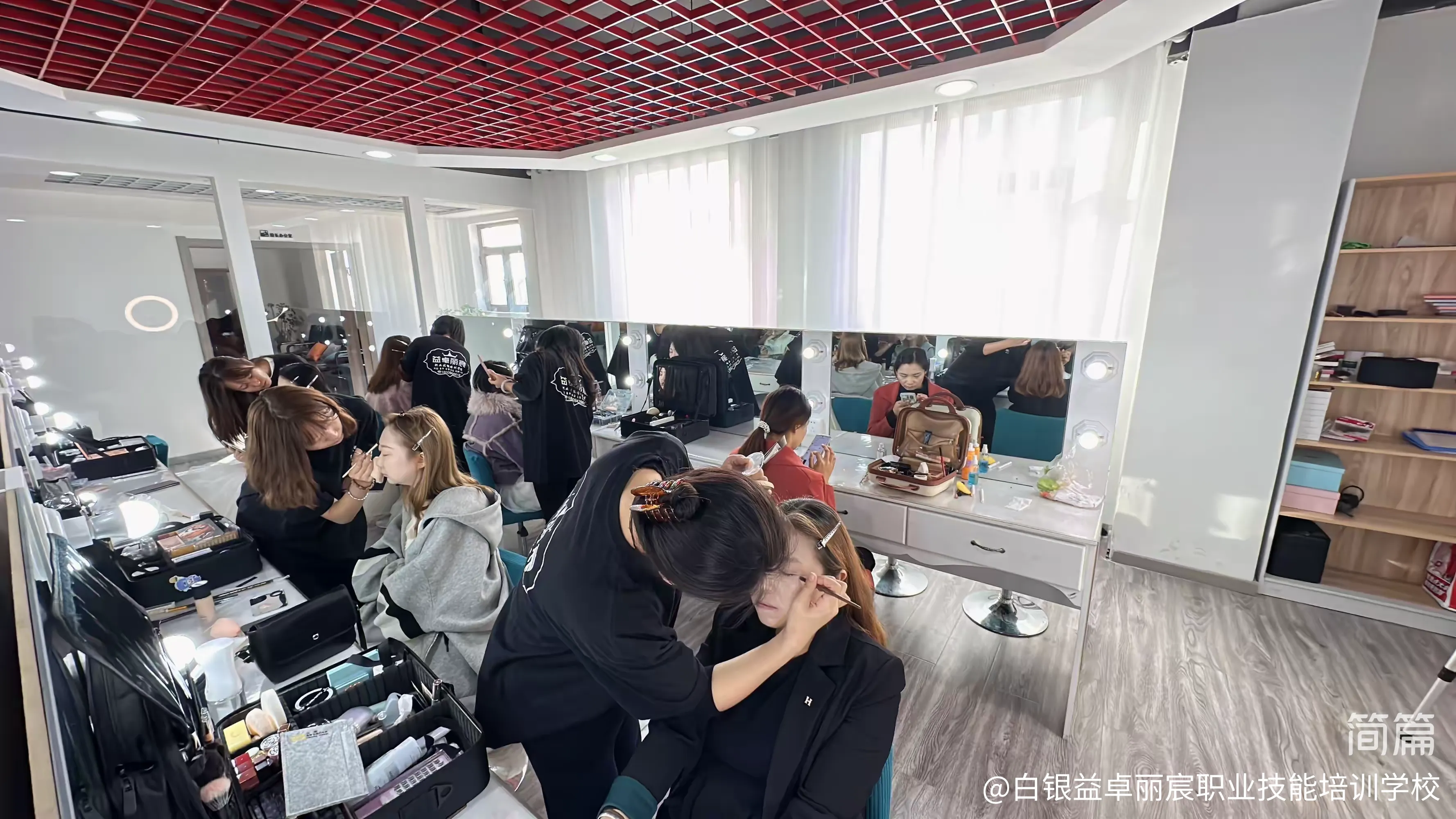 简篇-彩妆,美甲美睫,美容,免费培训班招生公告