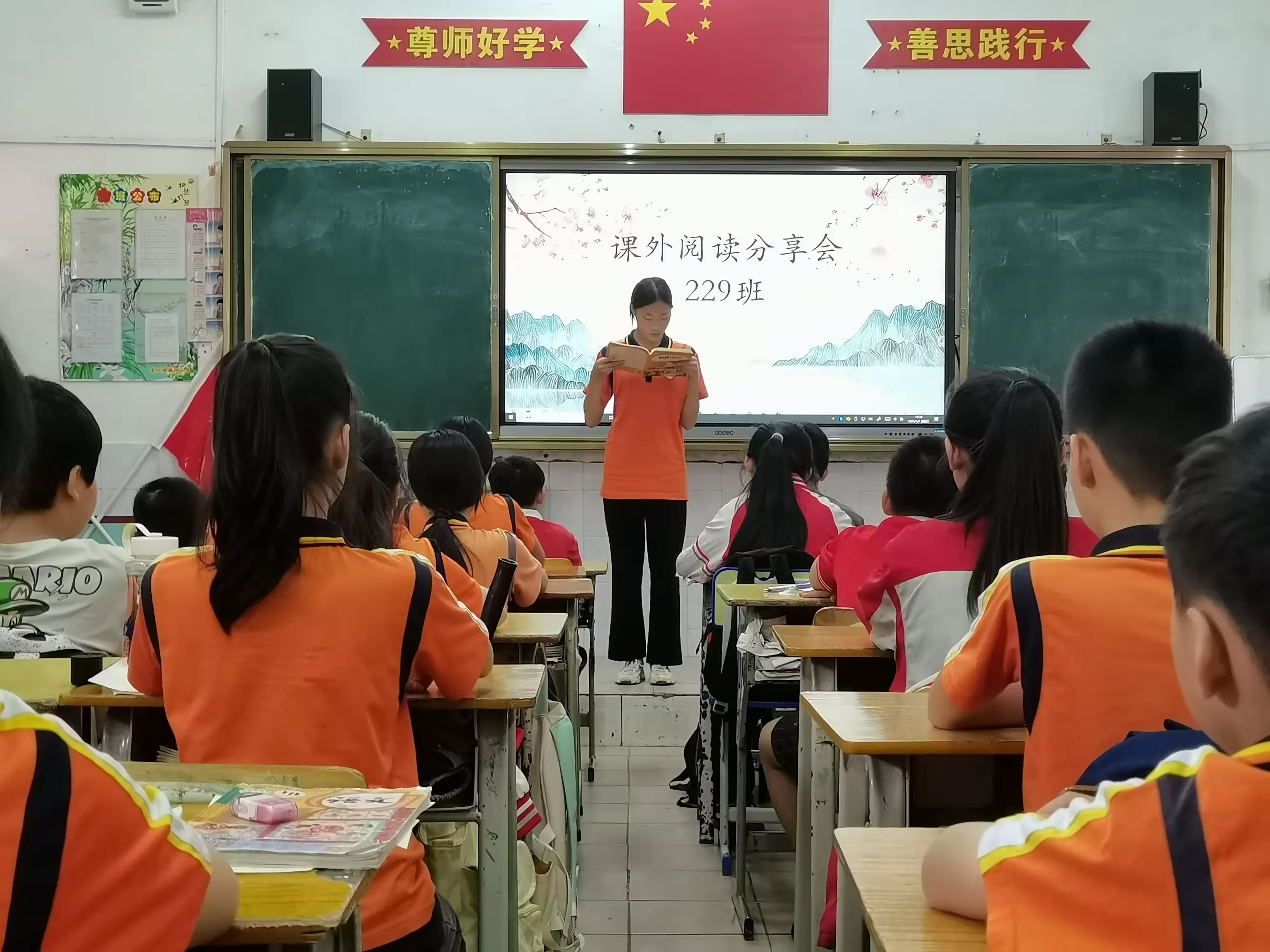 李雅婷同学与同学们分享的是《格林童话》穿靴子的猫