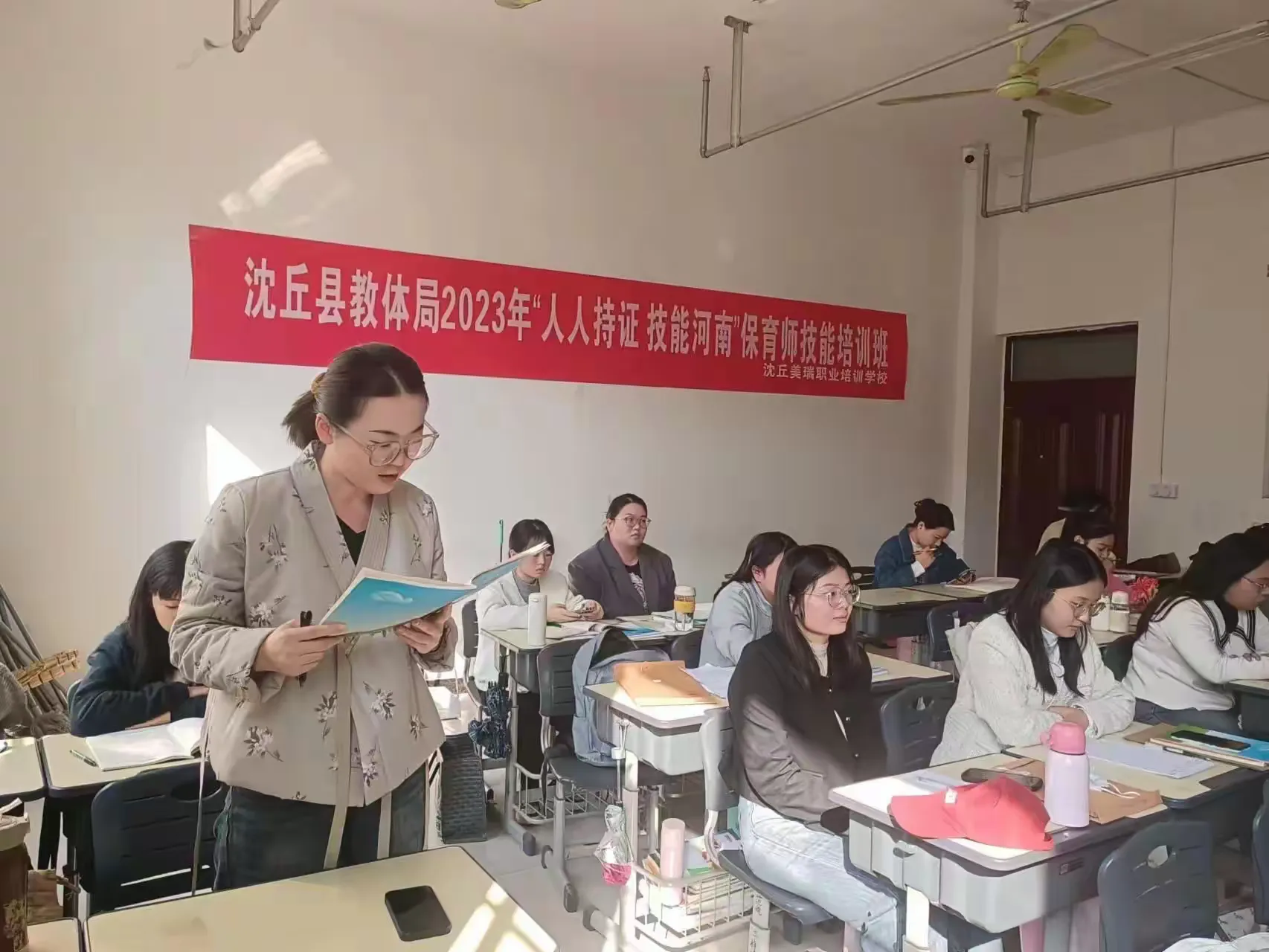 简篇-专家引领,聚力前行——教师培训听评课活动