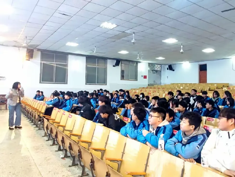 简篇-直面挫折,珍爱生命
——常宁市培元中学召开心理健康讲座