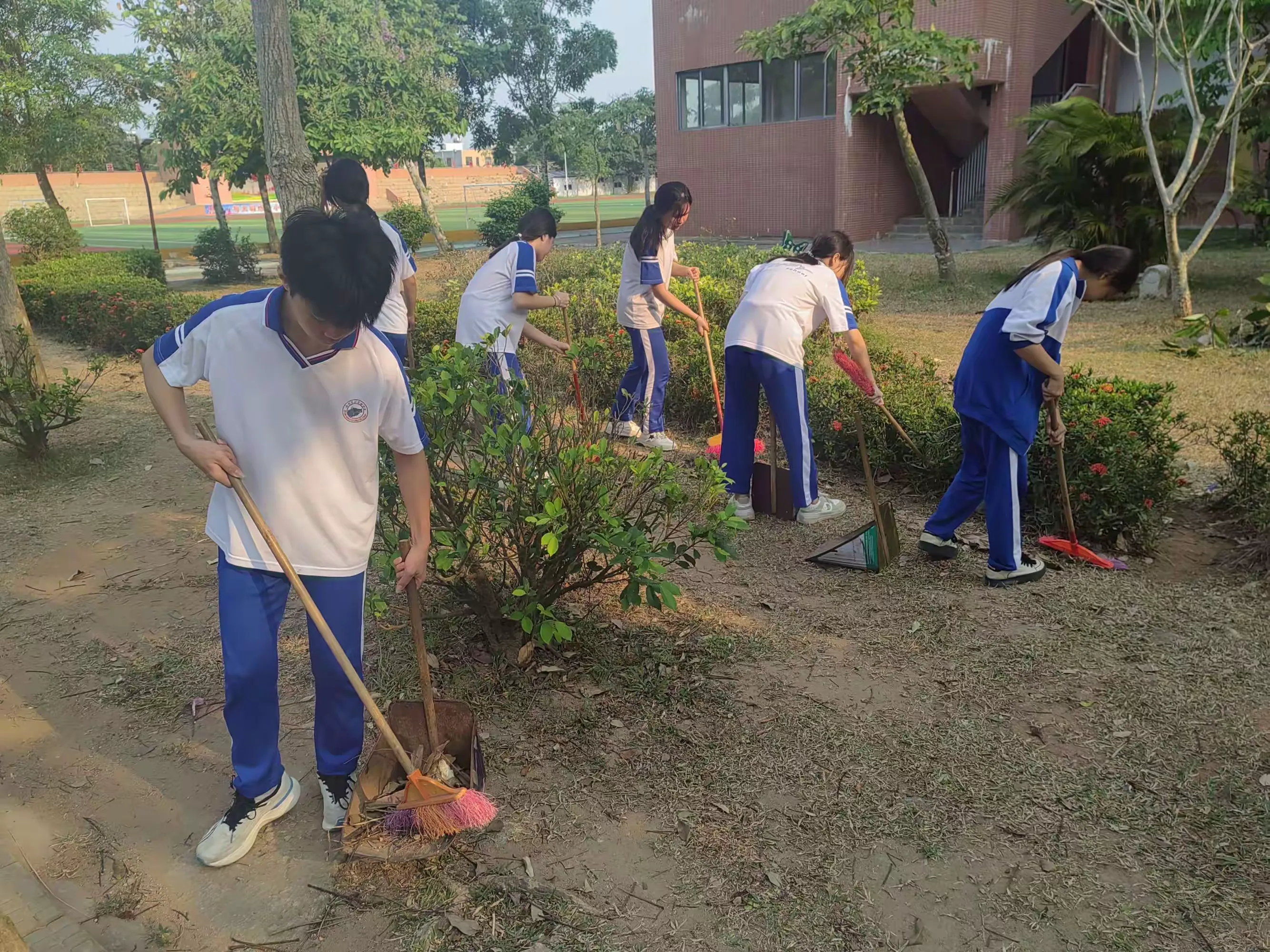 巩固"创卫"成果,迎接"五一假期",定安县平和思源实验学校开展卫生大