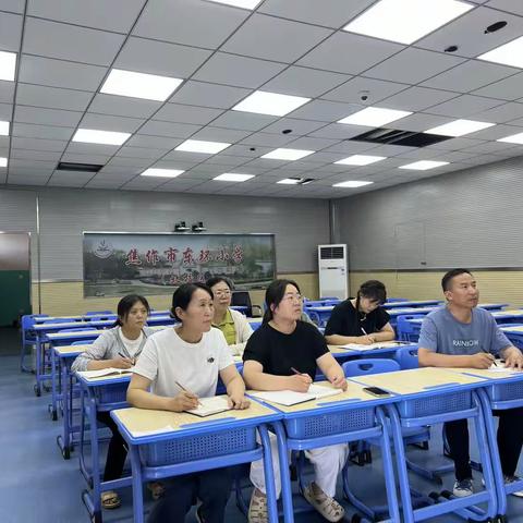 聆听名师课堂    促进专业成长