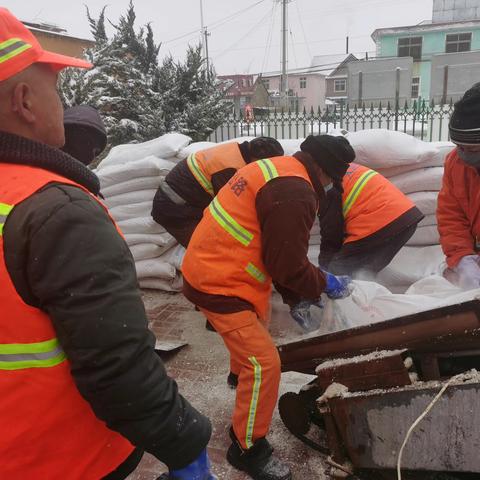 大连公路人迎风雪抗严寒 众志成城保一路平安