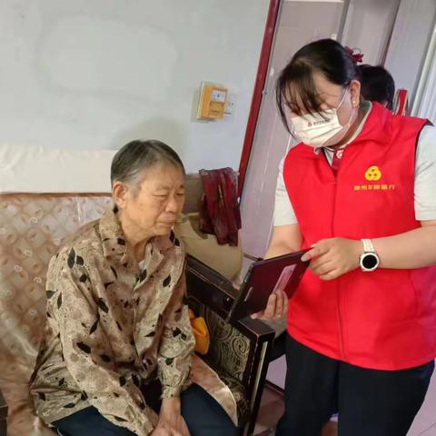 滕州农商银行杏花村支行上门为行动不便老人办卡