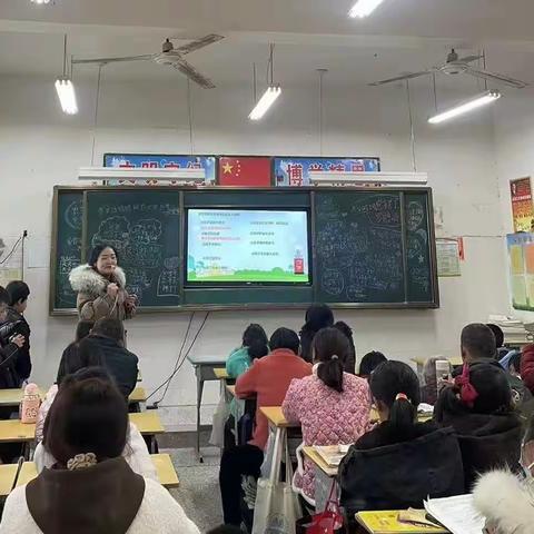 家校共育凝合力、双向奔赴促成长——记冯庄乡中心小学召开新学期家长会。