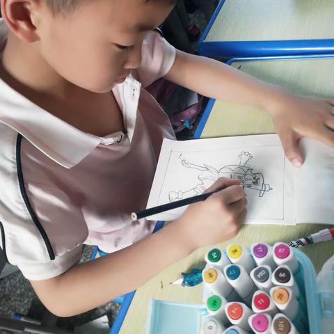 涂涂画画，快乐成长