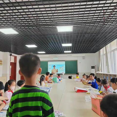 6.15经十路小学二3班科学主题实验课程《自动擦地机》剪影