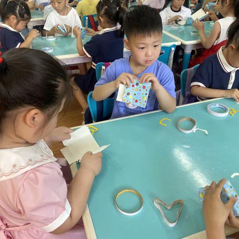 太山庙乡中心幼儿园大班手工制作——漂亮的纸袋