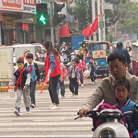 暖心“护学岗”，浓浓“秋日情”八一路小学三四班护学岗美篇