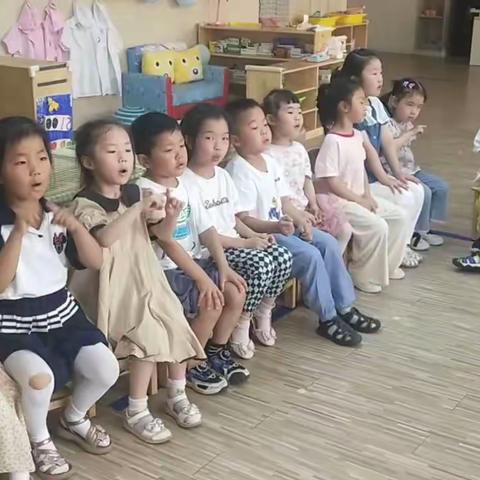 皋城幼儿园中二班月总结——《虫虫，虫虫飞》