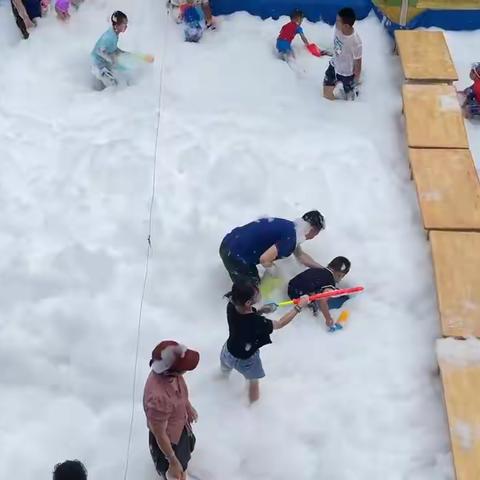 小太阳🌞幼儿园“炎炎夏日，无水不欢”水上亲子活动