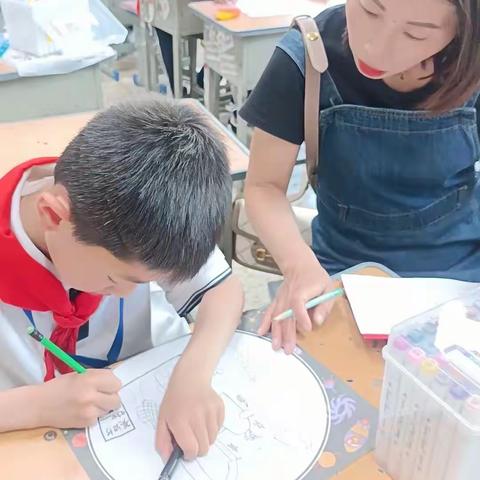 “聚力课堂 童心绘美”一起走进二小学245班绘画课堂
