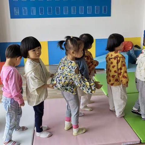 鲁甸县东嘉托幼服务中心托一班感统活动——小刺猬捡果子