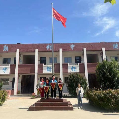 打渔陈镇四合小学周一升国旗仪式