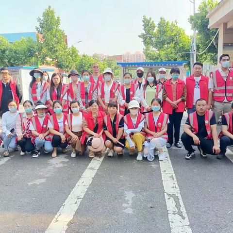 爱心志愿护学岗，共筑靓丽风景线---人民路小学四年级十四班家长护学
