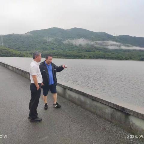 防汛责任人何世刚副市长到水源池检查防御强降雨工作