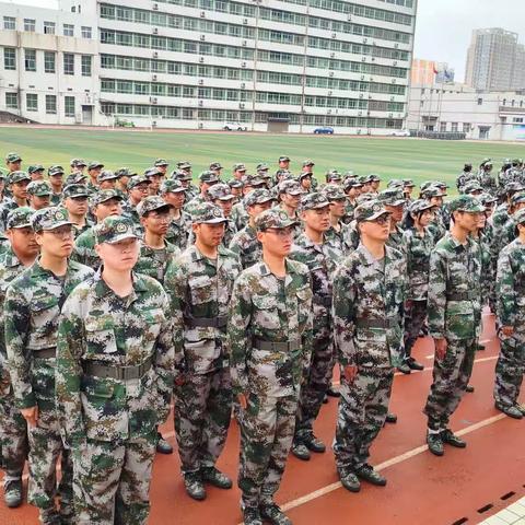 军训第三天|雨中挥汗共奋进，红色旋律振心弦