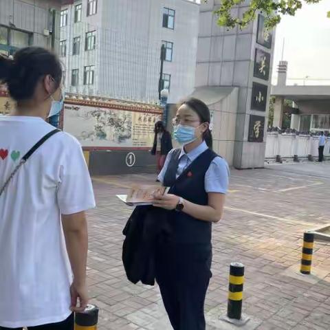 丹东银行东港支行普及金融知识万里行宣传活动