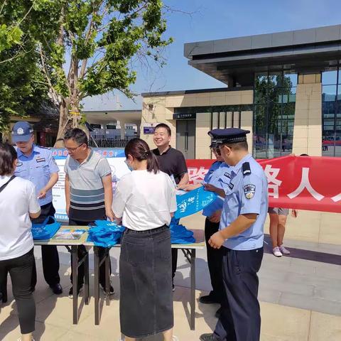 骊山街道开展“我爱路”集中宣传活动