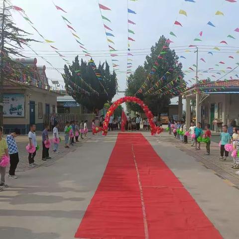 手牵手沐浴温暖的阳光，肩并肩走进美丽的校园------桥陵小学幼小衔接活动