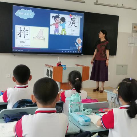 与趣味同行 让思维飞扬——上海路小学趣味数学社团活动展示（副本）