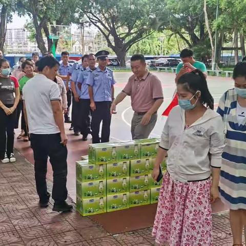 三亚市天涯区人民政府办公室机关工会委员会开展夏日“送清凉”关爱活动