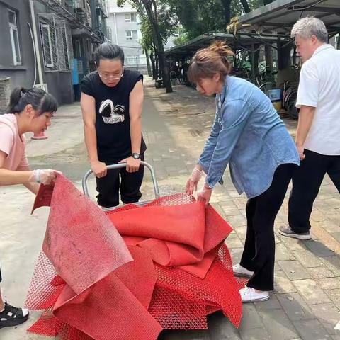 社区单元门口“换新衣”，铺设防滑垫暖人心