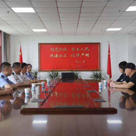 邯郸市公安局党委委员、政治部主任孙保堂一行深入临漳县公安局看望慰问因公牺牲民警家属