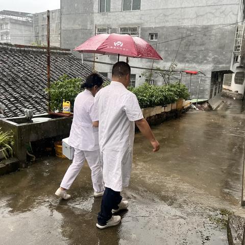 冒雨服务进家门 延伸护理一“管”到底