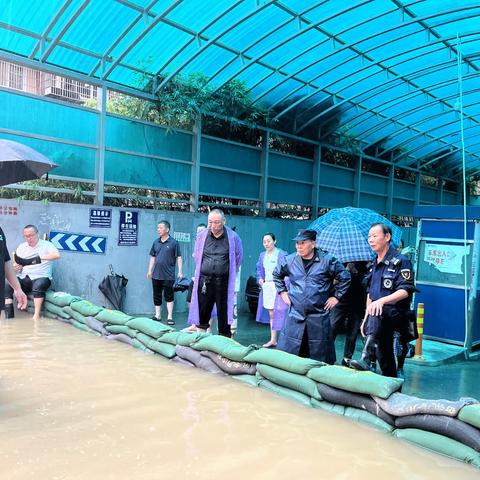 暴雨侵袭，物业人在行动