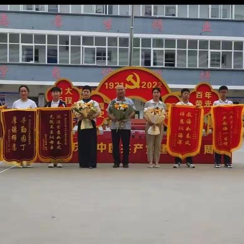 感恩母校  锦旗寄情——蒲北街道中心小学六一班毕业典礼