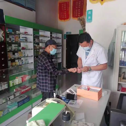 新华社区联合社区卫生服务站举办“关爱父母，健康义诊”活动