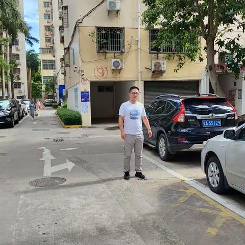 琼苑广场小区党建指导员范雁协助小区保安开展小区安全和卫生环境巡查