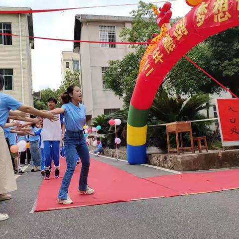 江华三中教师温情送考，为三中毕业学子助力