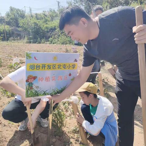 风吹麦成浪，蝉鸣夏始忙。温暖父亲节，浓浓亲子情。