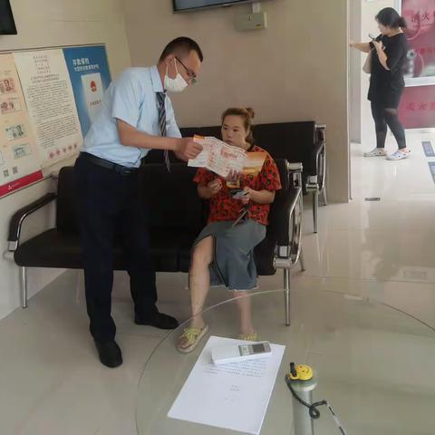 威海市商业银行草庙子支行积极开展反假币宣传活动