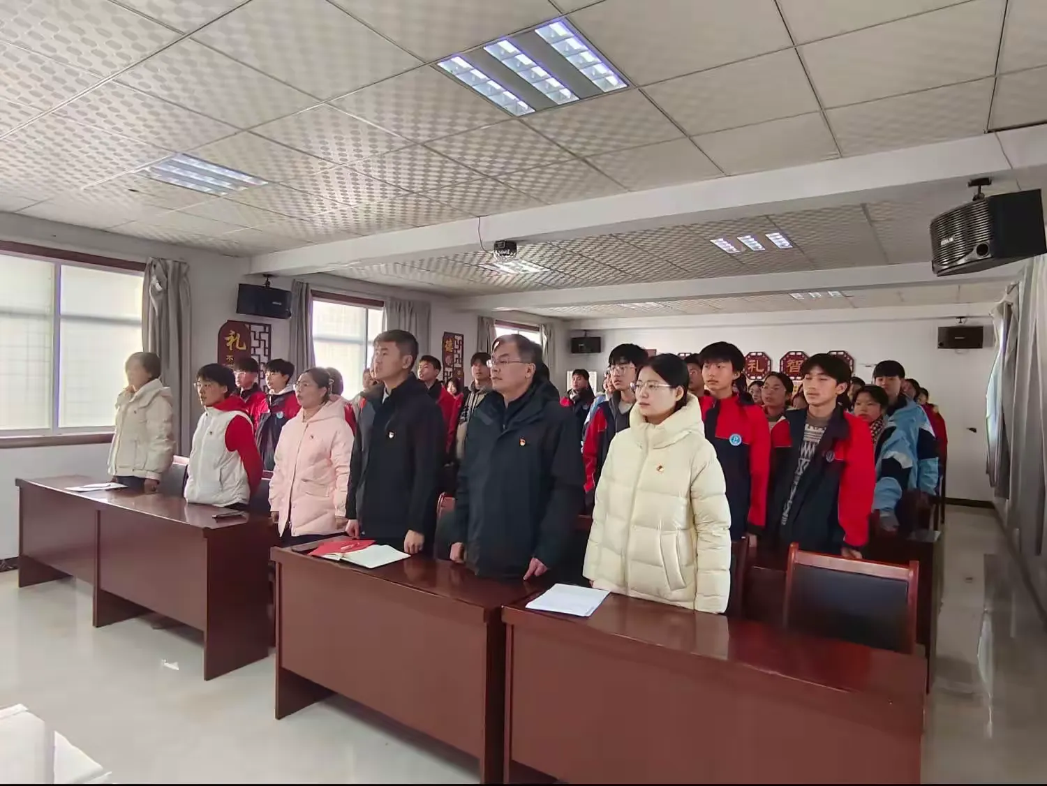 简篇-〔魅力实东〕喜迎入团会,青春展风采——伊川县实验中学东校区新团员入团宣誓仪式