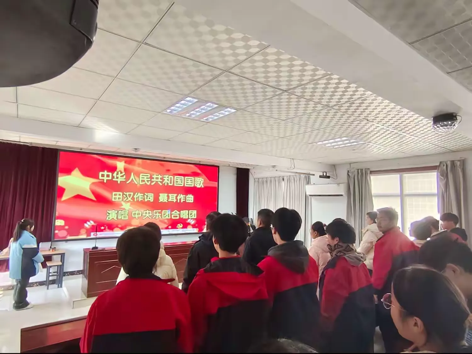 简篇-〔魅力实东〕喜迎入团会,青春展风采——伊川县实验中学东校区新团员入团宣誓仪式