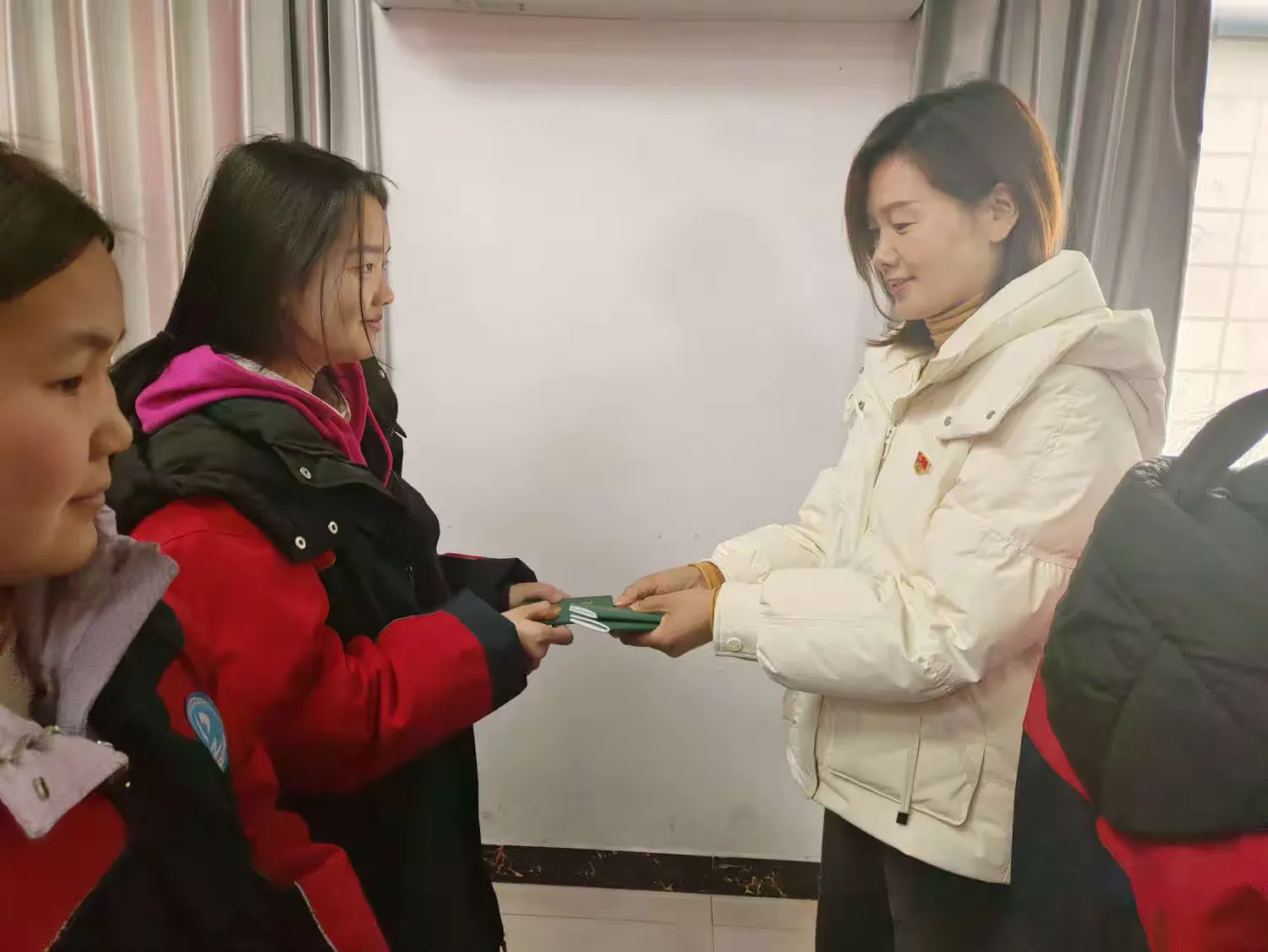 简篇-〔魅力实东〕喜迎入团会,青春展风采——伊川县实验中学东校区新团员入团宣誓仪式